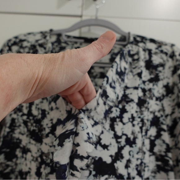 Ann Taylor Petites Multicolor Ruffle Front Blouse Sz MP Lightweight Flowy Blue - Picture 5 of 12